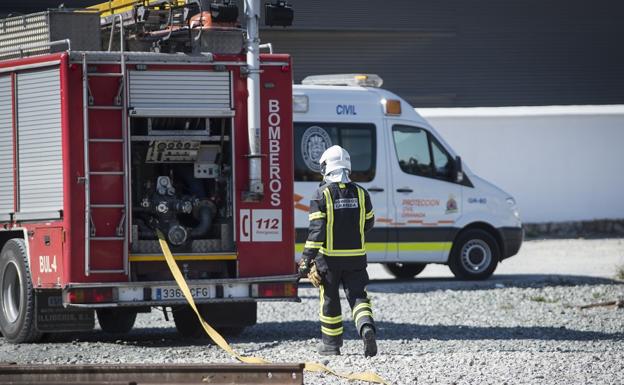 Trasladan al hospital a una mujer de 51 años tras el incendio originado en el sofá de una vivienda de Vélez-Málaga