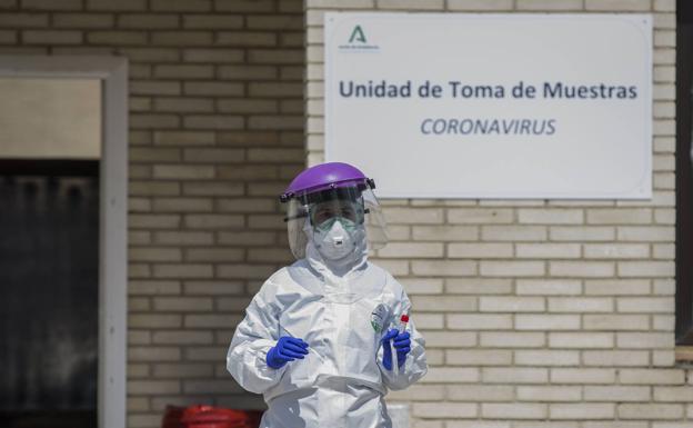 Andalucía sitúa su tasa por debajo de 200 y suma 1.222 casos y 15 muertos