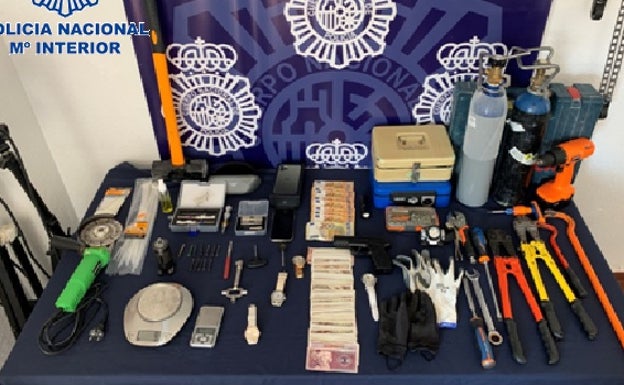 Relojes, 600 euros y un juego de ganzúas: detienen a tres jóvenes por robar en una tienda de Fuengirola