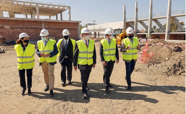 Los representantes de las instituciones visitan las obras de La Academia del Málaga en Arraijanal