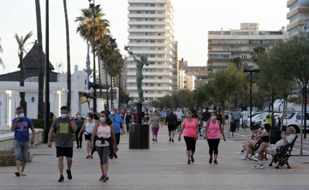 Un ciclista fallece tras sufrir una caída en el paseo marítimo de Fuengirola