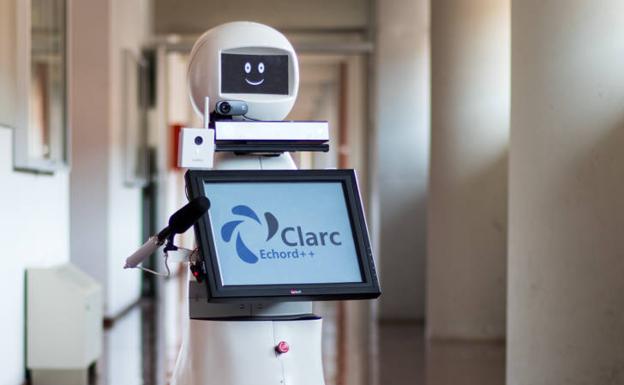 El robot creado en la UMA que permite a las personas aisladas por covid hablar con sus familiares