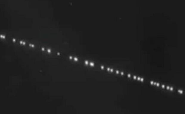 ¿Qué es la misteriosa hilera de luces visible estos días en el cielo de Málaga?