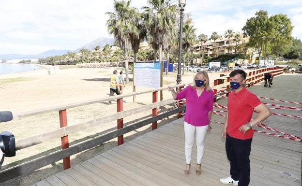 Nueva pasarela peatonal en el paseo marítimo de Marbella, a la altura de Río Real