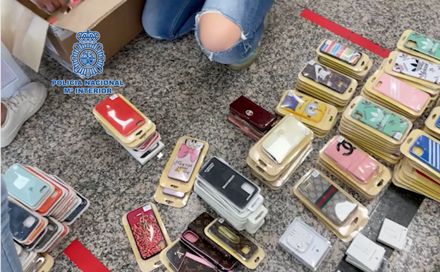 Detienen a cinco personas por vender fundas de teléfono falsificadas en negocios de Torremolinos y Fuengirola