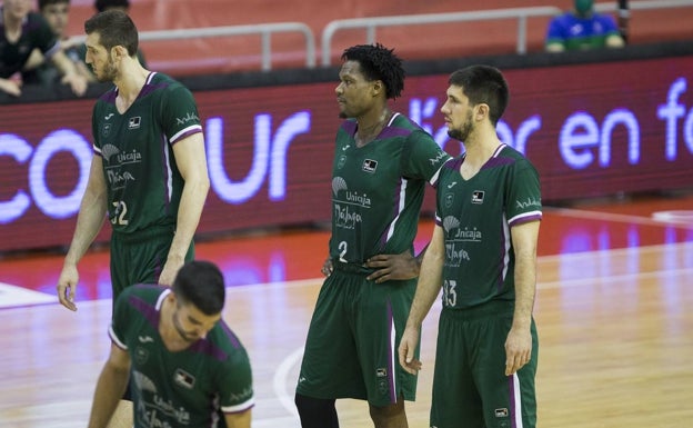 El Unicaja, fuera de los puestos de 'play-off' y asediado por sus rivales