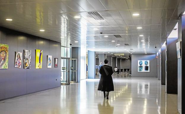 Condenado por drogar a una compañera de clase de su hijo y abusar de ella en Álora