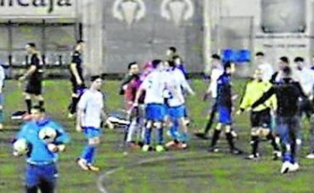Diez años de prisión para los jugadores de El Palo que apuñalaron en el corazón al capitán del equipo rival