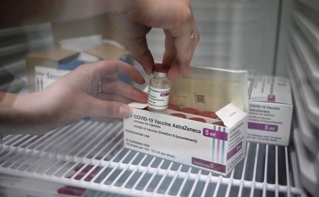 La UE reclama a AstraZeneca una indemnización por el retraso en el reparto de las vacunas