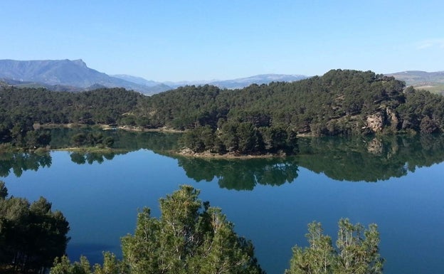 Ardales recibe la Bandera Azul para su playa de interior, el pantano de El Chorro