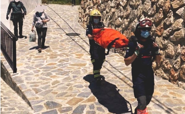 Rescatan a una excursionista de 78 años tras sufrir una caída en un río de Árchez