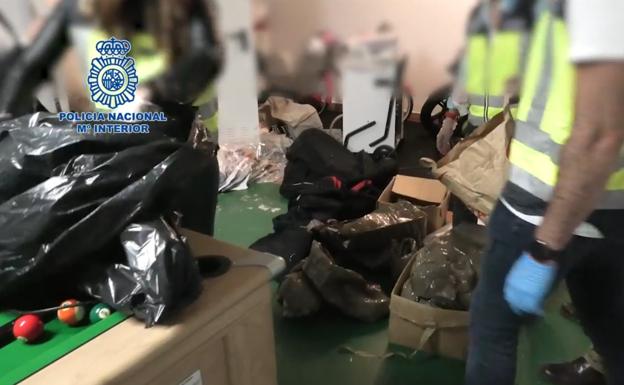 Cae una banda que escondía hachís entre cajas de zapatos en una nave del polígono El Viso