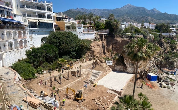 Nerja ultima la reapertura de un primer tramo del paseo de los Carabineros tras 19 años cerrado