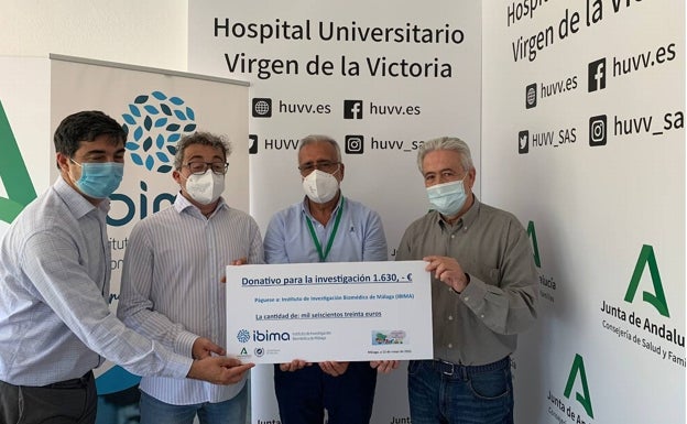 La asociación Payasos de Hospital hace una donación al Ibima para la investigación contra el cáncer