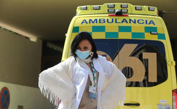 Flor, tacón y bata blanca: doctora Rodríguez Pacheco en el laboratorio, Morena en el escenario