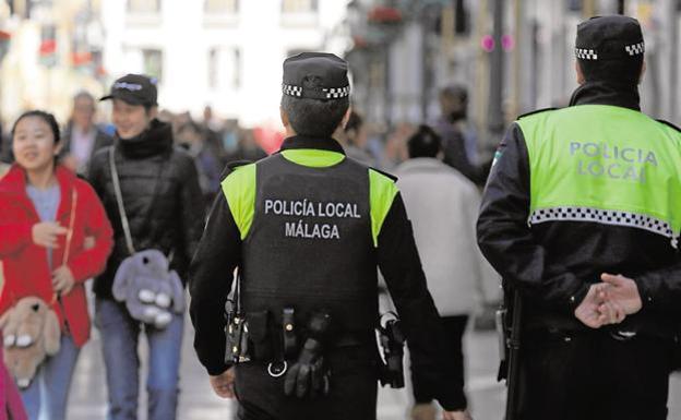 La Policía Local de Málaga refuerza la vigilancia para controlar las aglomeraciones y el botellón
