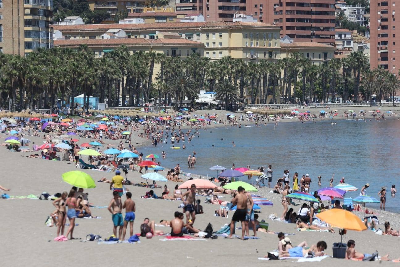 Playas y terrazas llenas en un fin de semana casi veraniego en Málaga