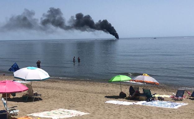 Narcos prenden fuego a una lancha frente a una playa de Marbella tras una persecución