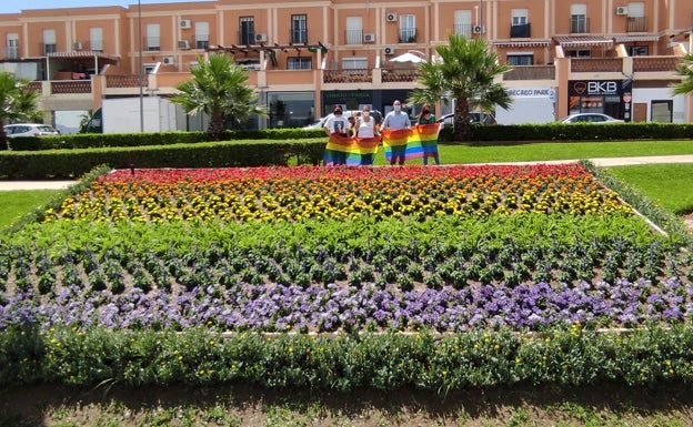 Alhaurín de la Torre estrena bandera LGTBI elaborada con flores