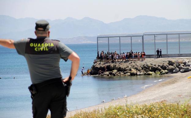 La Junta reclama al Gobierno una respuesta urgente a la crisis migratoria en Ceuta