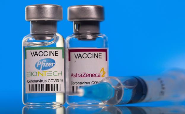 Los nuevos efectos secundarios de las vacunas de AstraZeneca, Pfizer, Janssen y Moderna