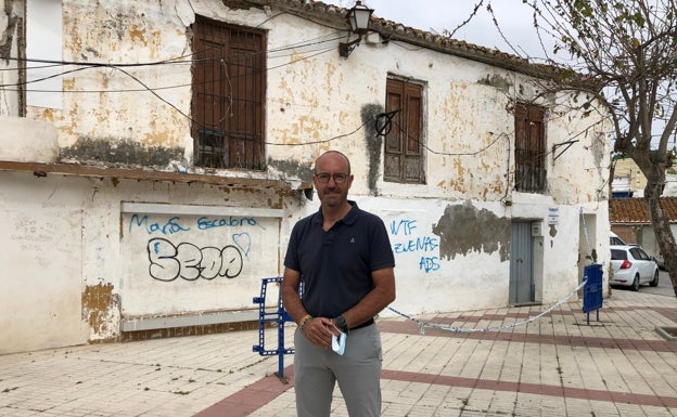 La Sociedad de Amigos de la Cultura, vecinos y el PP rechazan el proyecto de reforma de la plaza de la Axarquía de Torre del Mar