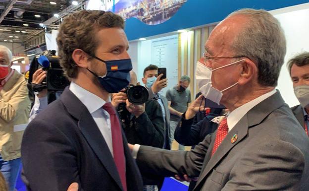 Vídeo: Pablo Casado visita el stand de Málaga en Fitur