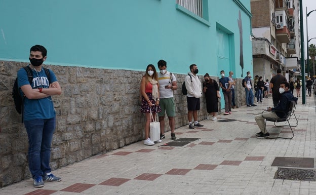 Opositores en busca de biblioteca en Málaga