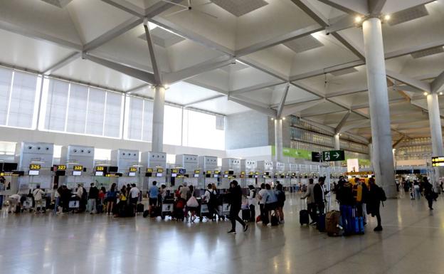 Fernando Simón pide rebajar el tono de «euforia» por la llegada de turistas a España