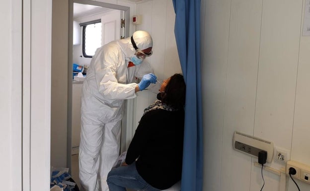 Sube la tasa de contagios de coronavirus durante el fin de semana en Málaga, pero sin muertes