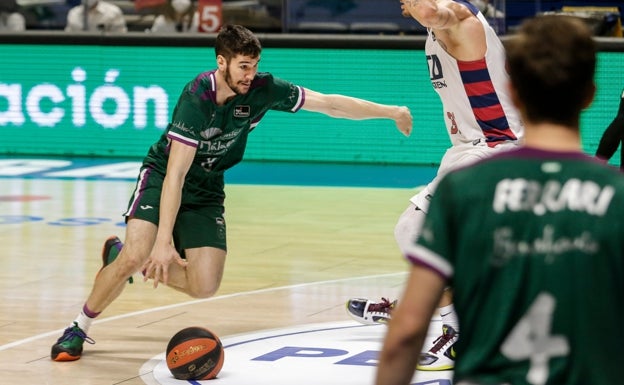 Notas y situación contractual de la plantilla del Unicaja