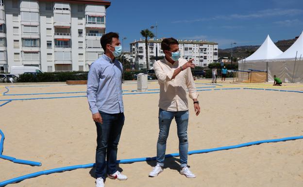 Torrox trae 1.800 toneladas de arena blanca de Cádiz para su zona deportiva en la playa de Ferrara