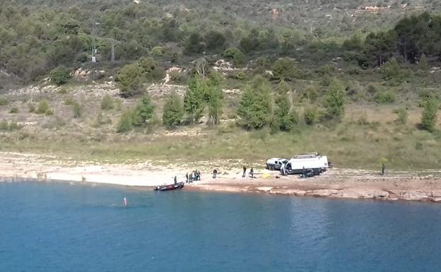 Hallan dos cadáveres dentro de un vehículo hundido en un pantano de Guadalajara