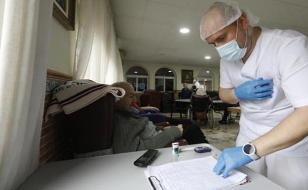 Andalucía registra 22 usuarios y 16 trabajadores de residencias de mayores con positivos Covid-19