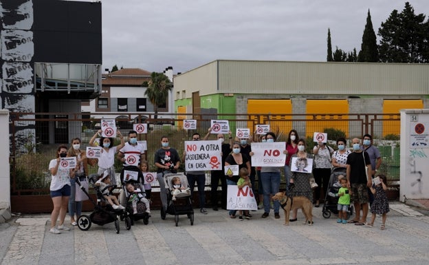 Vecinos de Churriana se concentran para oponerse a la construcción de una gasolinera