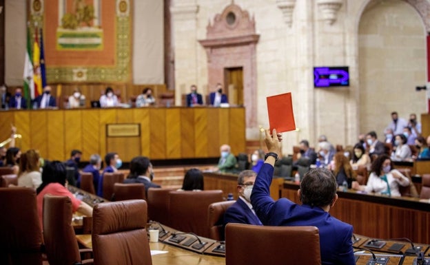 Vox cumple su amenaza y tumba en un día la ley del suelo y la reforma de la ley de salud pública