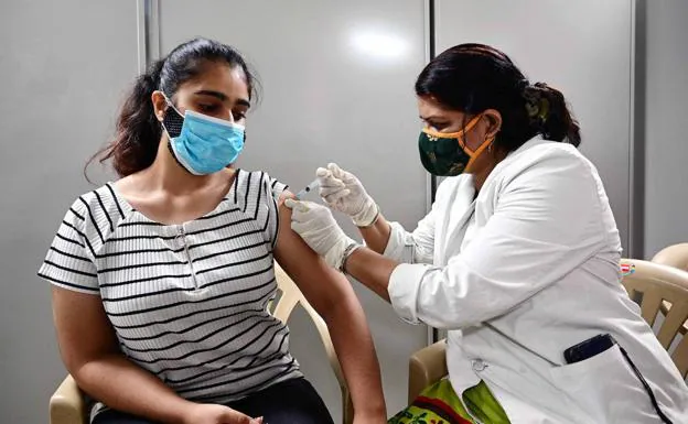 Pfizer y AstraZeneca: ¿qué vacuna es más eficaz contra la cepa india?