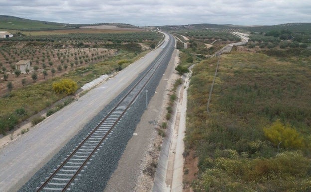 El tren convencional Málaga-Sevilla deja atrás dos años y medio de transbordos en autocar y acorta el viaje en 45 minutos