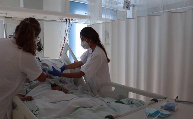 Andalucía registra casi 1.500 casos y tres muertes y su tasa Covid sube por segundo día