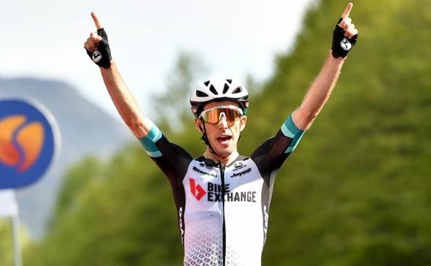 Simon Yates gana en Alpe di Mera y Bernal conserva el liderato