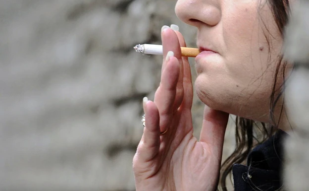 La edad media de iniciación a fumar en España es de 14 años. /TOBY MELVILLE