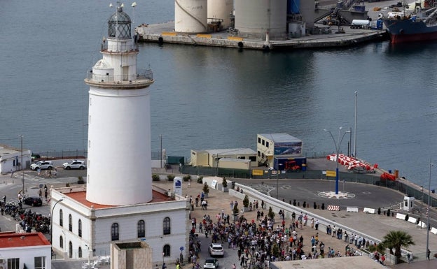 La concentración contra la Torre del Puerto moviliza a unas trescientas personas