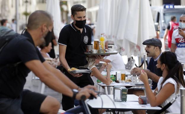 Así quedan los horarios de bares, pubs y discotecas en Andalucía tras el frenazo en la desescalada