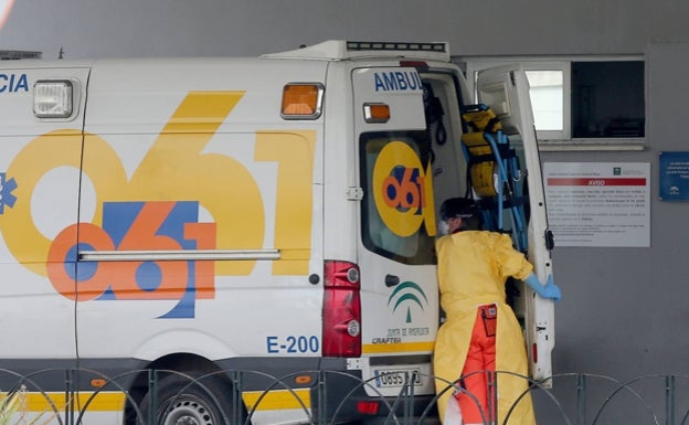 Una mujer que paseaba con su bebé de seis meses en un carrito es atropellada en Mijas