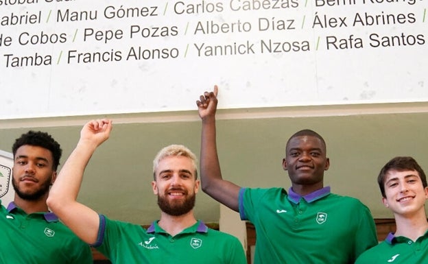 Reconocimiento del Unicaja a los cuatro canteranos que debutaron con el primer equipo