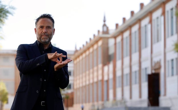 «Las personas sordas tienen muchas lagunas: interpretarlos es más que un servicio»