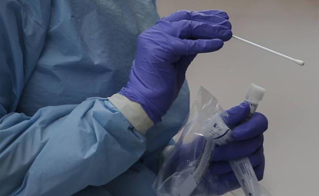 Andalucía sube su tasa por octavo día, suma diez muertos y 1.639 casos, el dato más alto en un mes