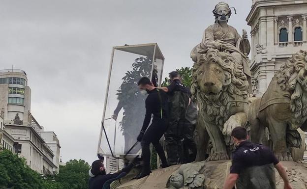 Detenidos una decena de activistas de Greenpeace tras subir a la Cibeles