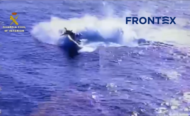 Espectacular rescate de tres hombres que cayeron al mar cuando huían en una narcolancha