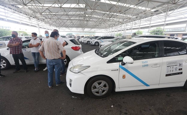 El taxi de Málaga refuerza servicios y pide más control sobre los VTC